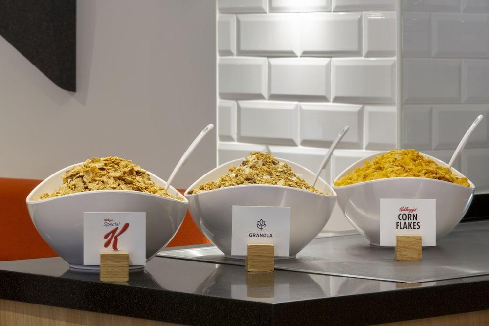 Holiday Inn Express Park Royal By Ihg London Bagian luar foto