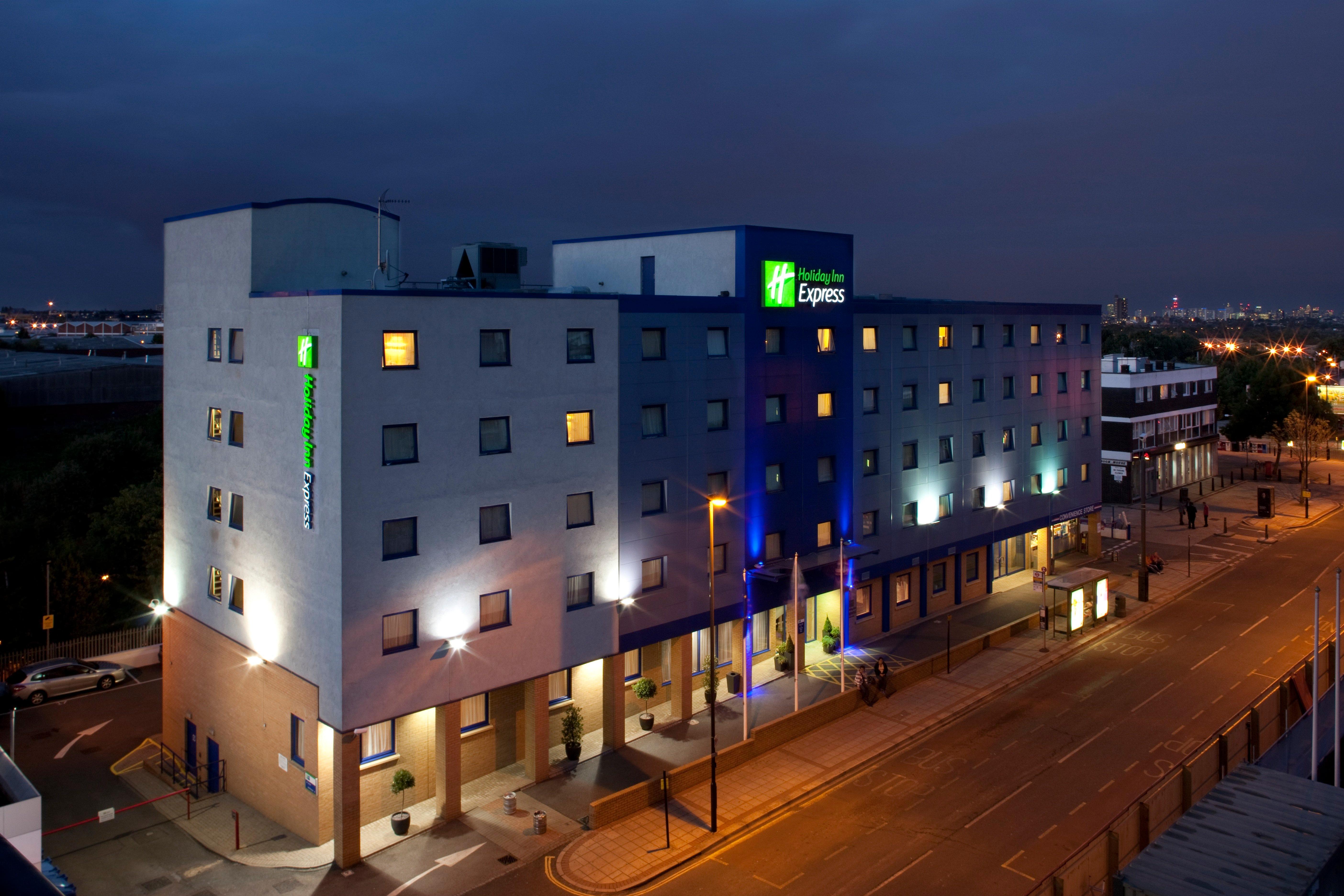 Holiday Inn Express Park Royal By Ihg London Bagian luar foto