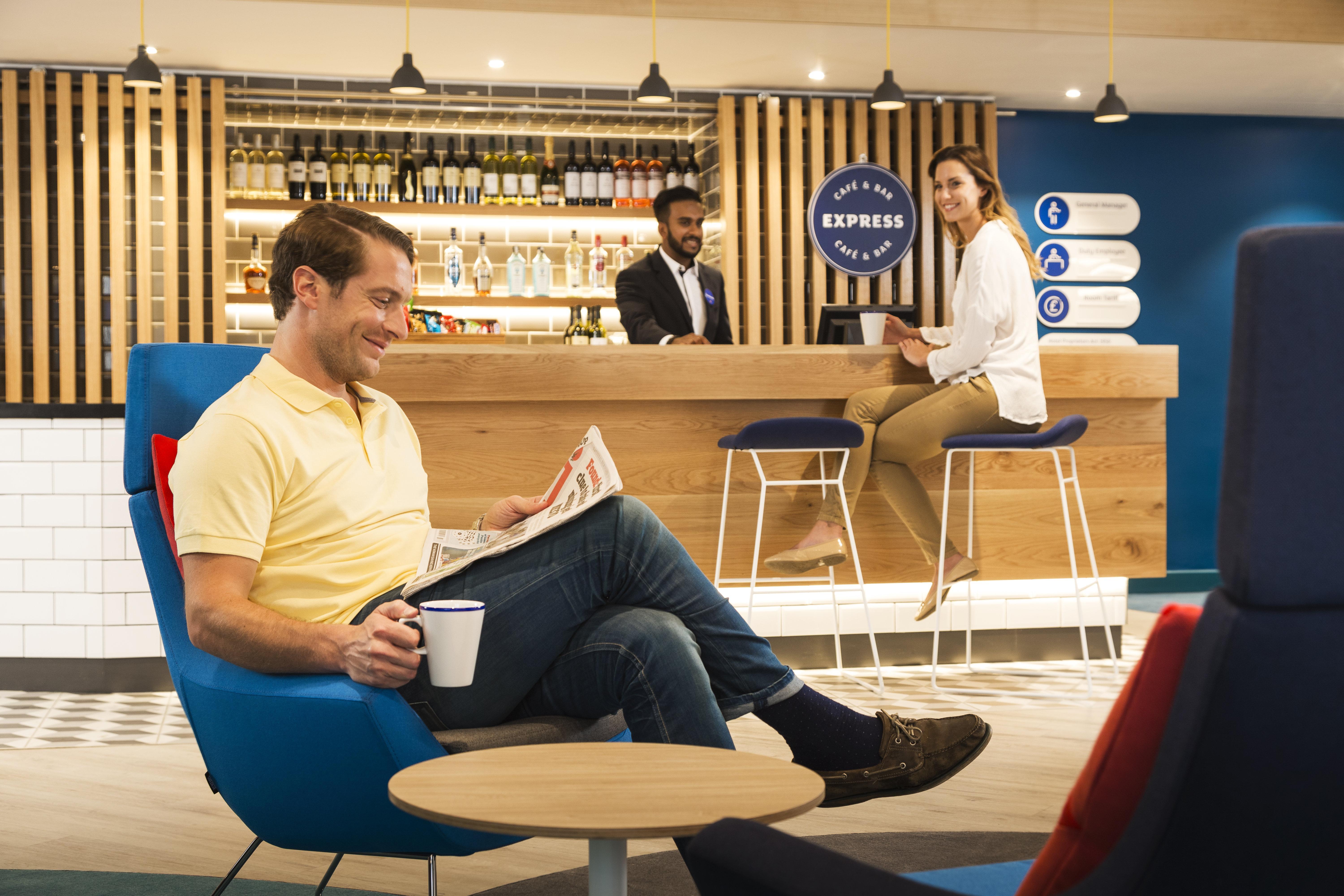 Holiday Inn Express Park Royal By Ihg London Bagian luar foto