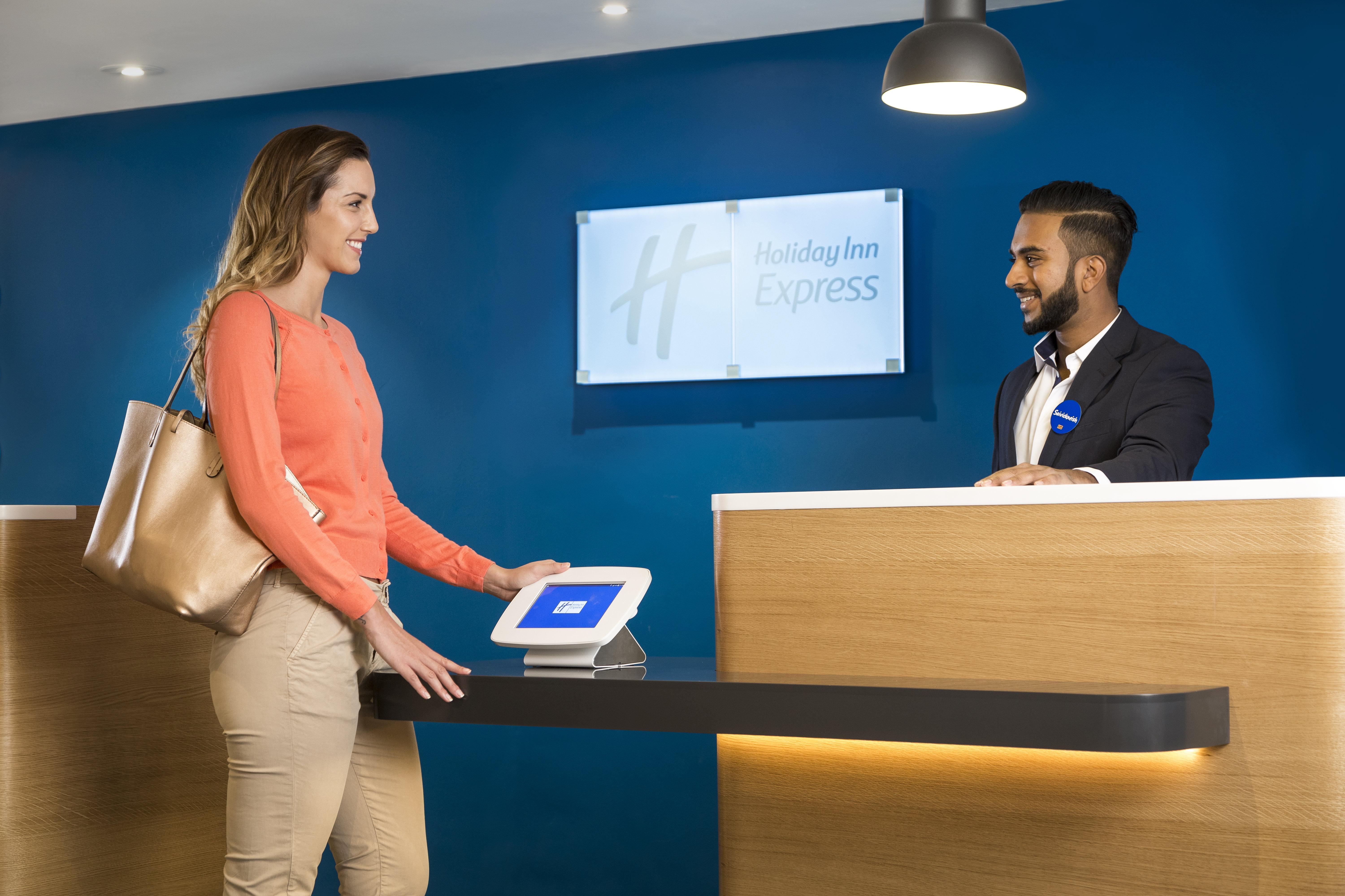 Holiday Inn Express Park Royal By Ihg London Bagian luar foto