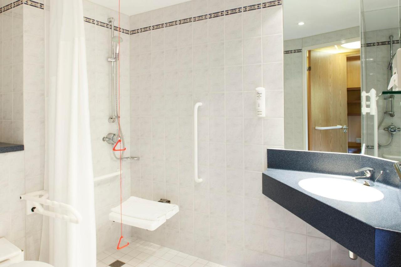 Holiday Inn Express Park Royal By Ihg London Bagian luar foto