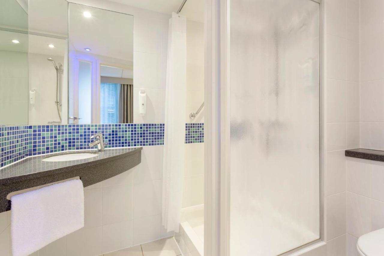Holiday Inn Express Park Royal By Ihg London Bagian luar foto