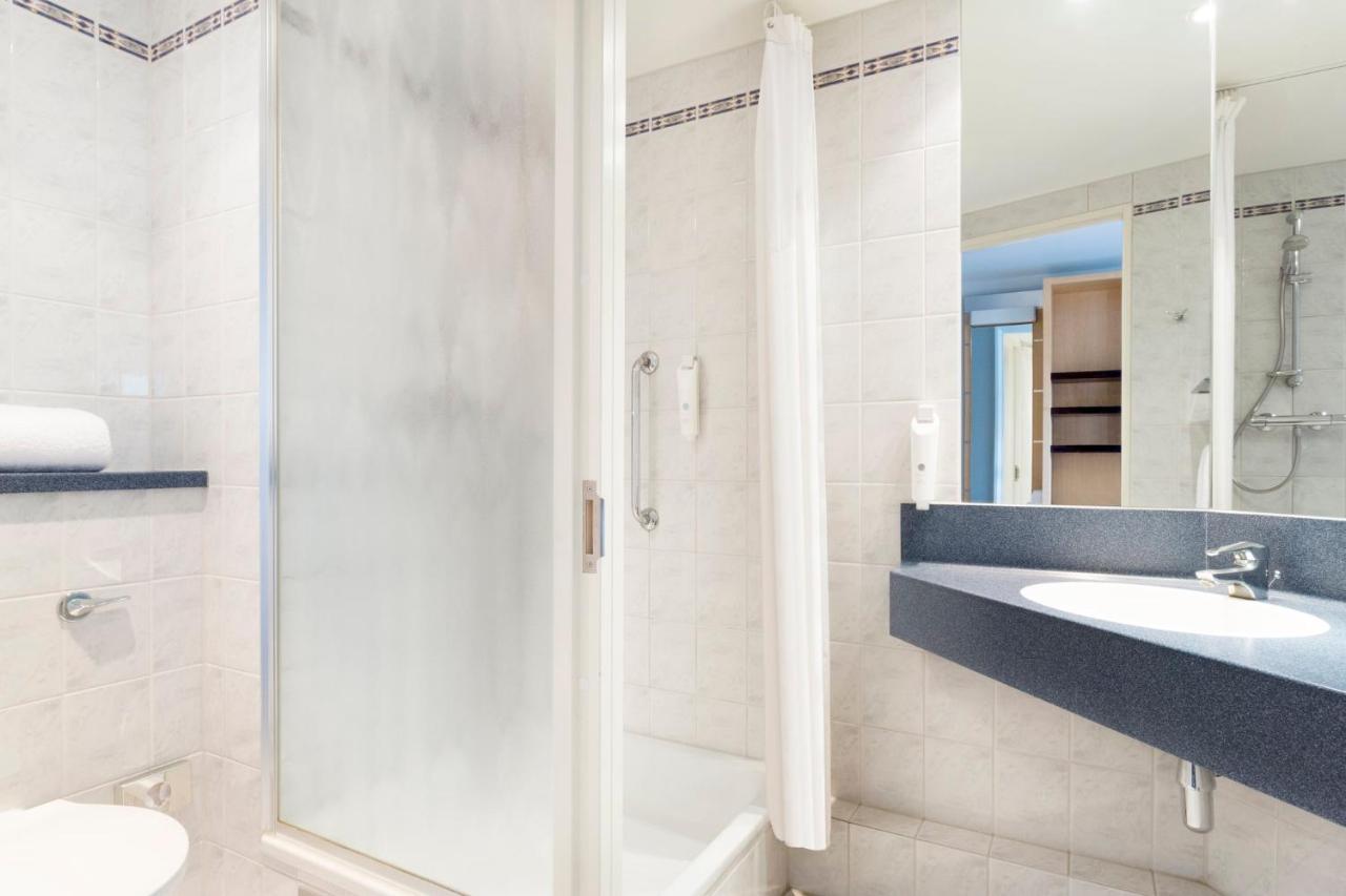 Holiday Inn Express Park Royal By Ihg London Bagian luar foto