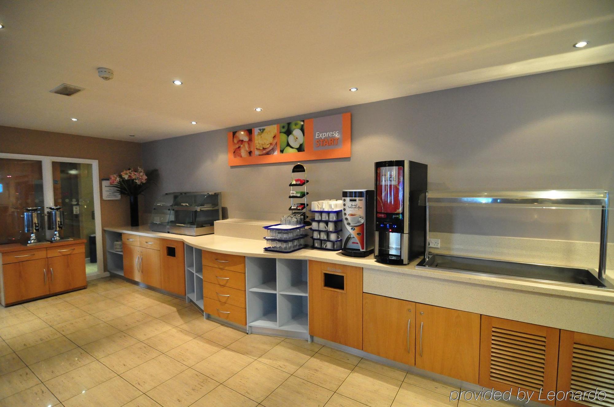 Holiday Inn Express Park Royal By Ihg London Restoran foto