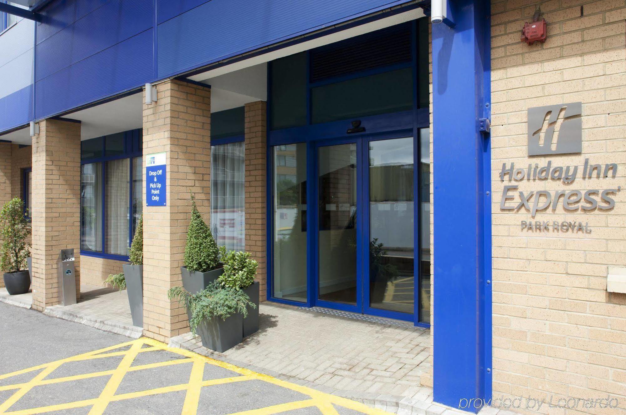 Holiday Inn Express Park Royal By Ihg London Bagian luar foto