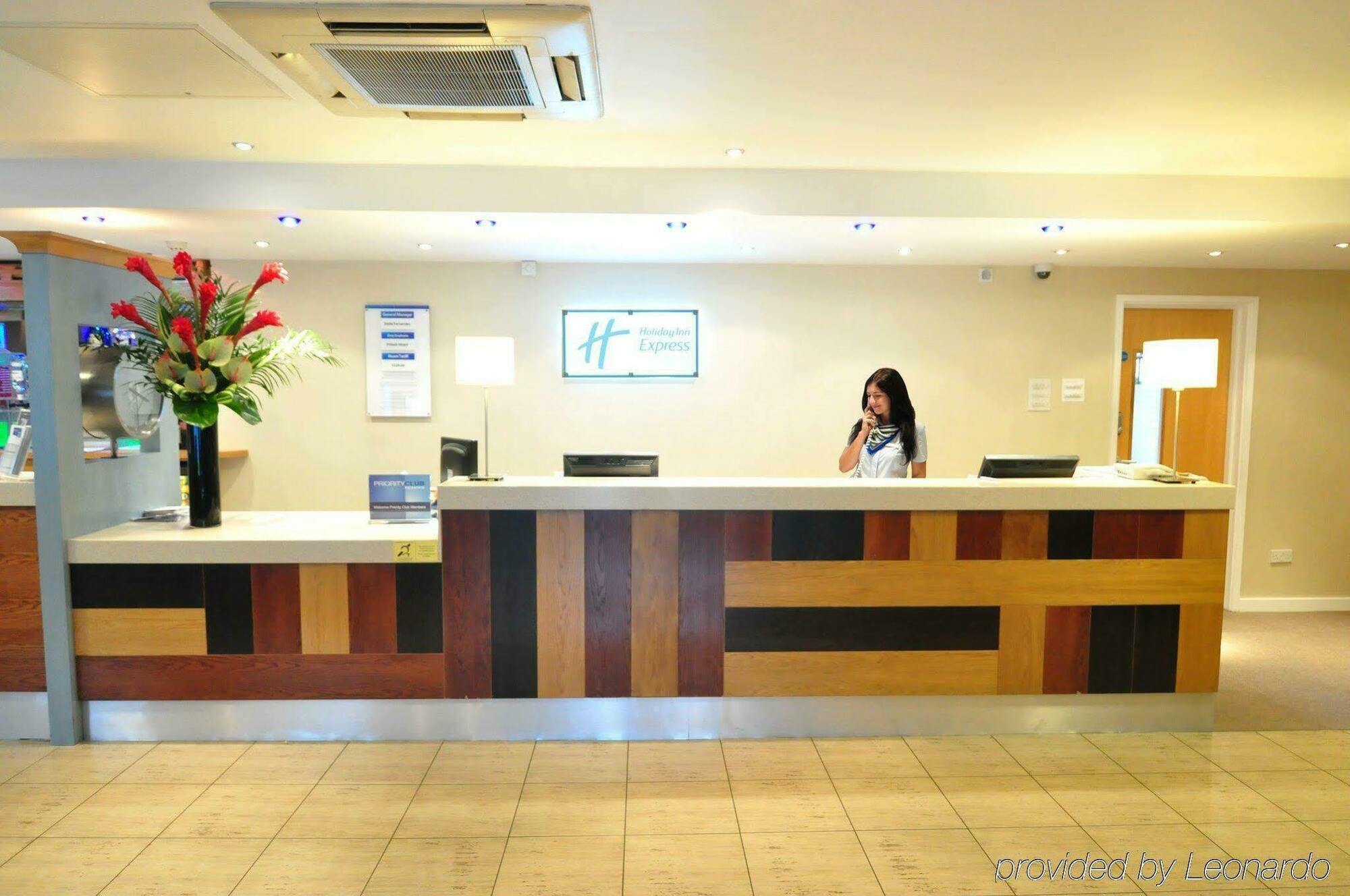 Holiday Inn Express Park Royal By Ihg London Interior foto
